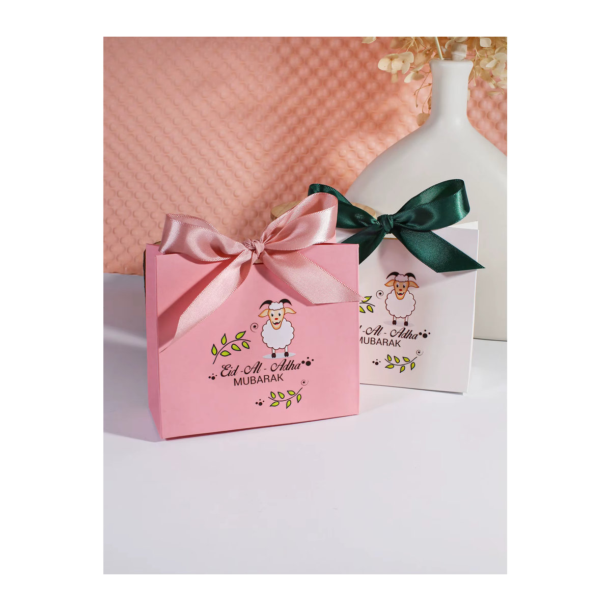 5er Set RMTPT Eid al Adha Geschenkboxen aus Papier in Rosa und Weiß mit süßem Lammmuster und Blattelementen - Bild 3