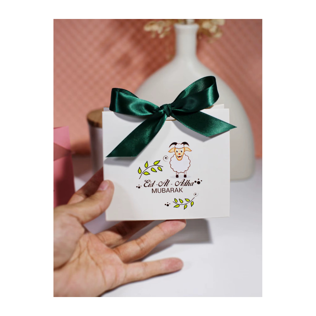 5er Set RMTPT Eid al Adha Geschenkboxen aus Papier in Rosa und Weiß mit süßem Lammmuster und Blattelementen - Bild 5