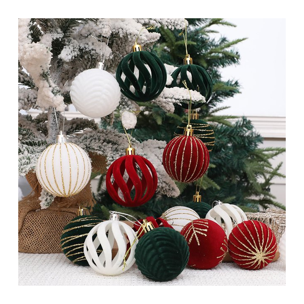 6er Set Cyuan Weihnachtsbaum Kugeln aus Stoff in Weiß und Mehrfarbig, Durchmesser: 6 cm, Elegante Hängeornamente für deine Weihnachtsdekoration - Bild 1