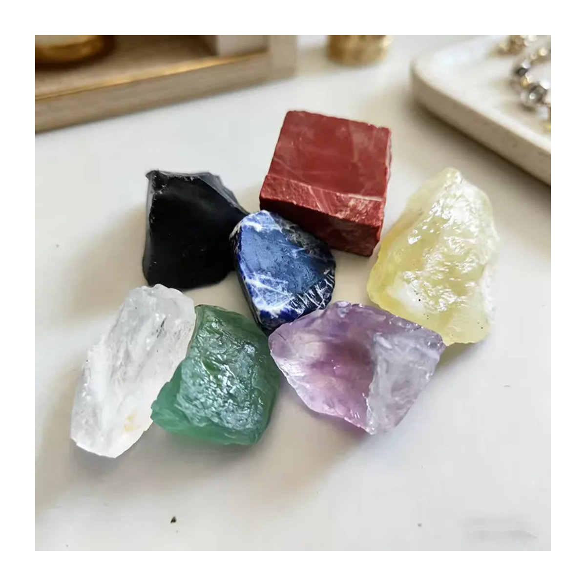 7-teiliges Set aus natürlichen Chakra-Kristallen in unregelmäßiger Form, mehrfarbig mit Citrin, Amethyst, Bergkristall, rotem Jaspis, Obsidian, Fluorit und Sodalith - Bild 6