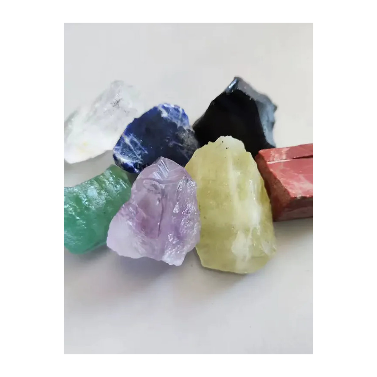 7-teiliges Set aus natürlichen Chakra-Kristallen in unregelmäßiger Form, mehrfarbig mit Citrin, Amethyst, Bergkristall, rotem Jaspis, Obsidian, Fluorit und Sodalith - Bild 7