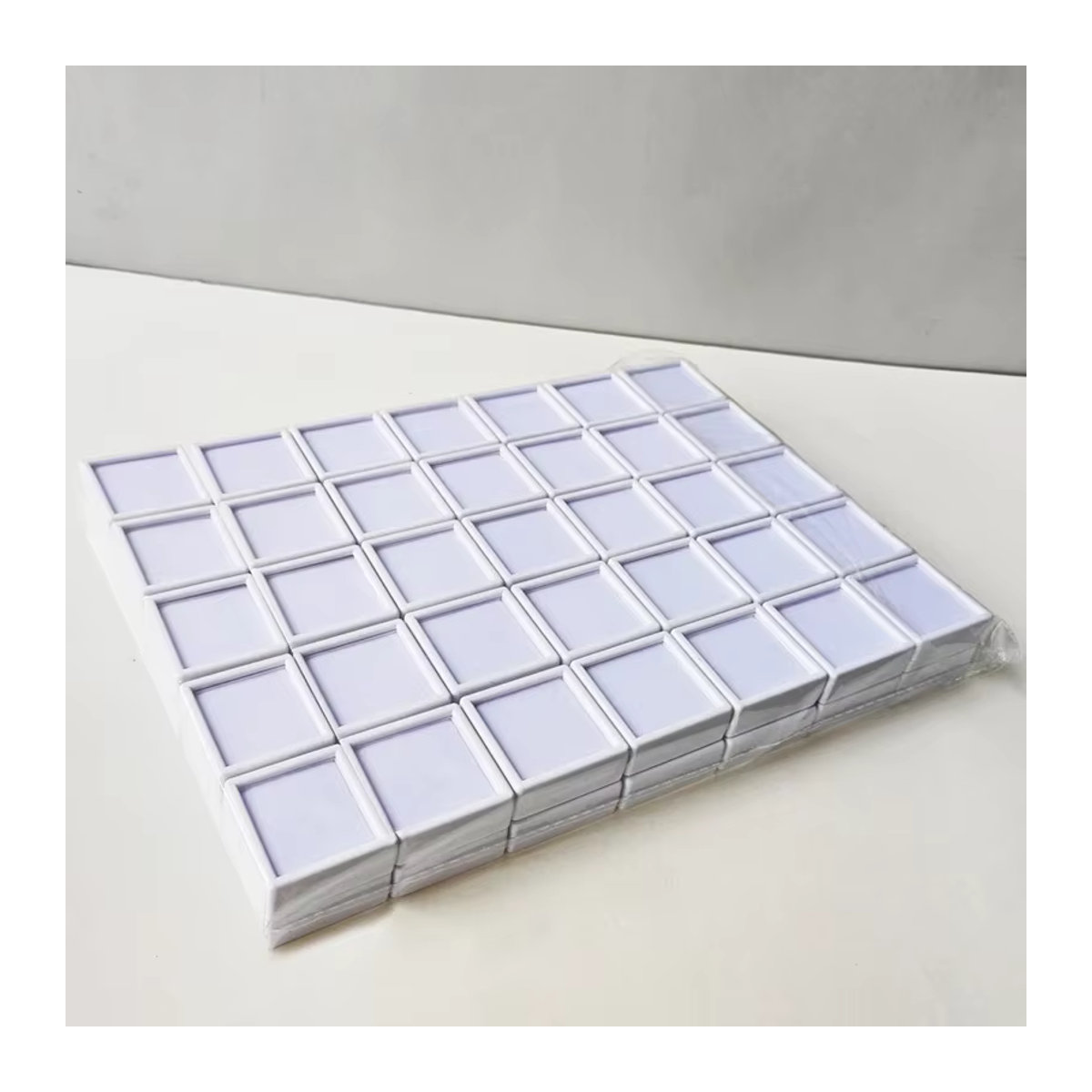70er-Pack luckyiasv Edelstein-Displayboxen aus transparentem Kunststoff und Glas in Weiß, quadratisch und minimalistisch - Bild 3