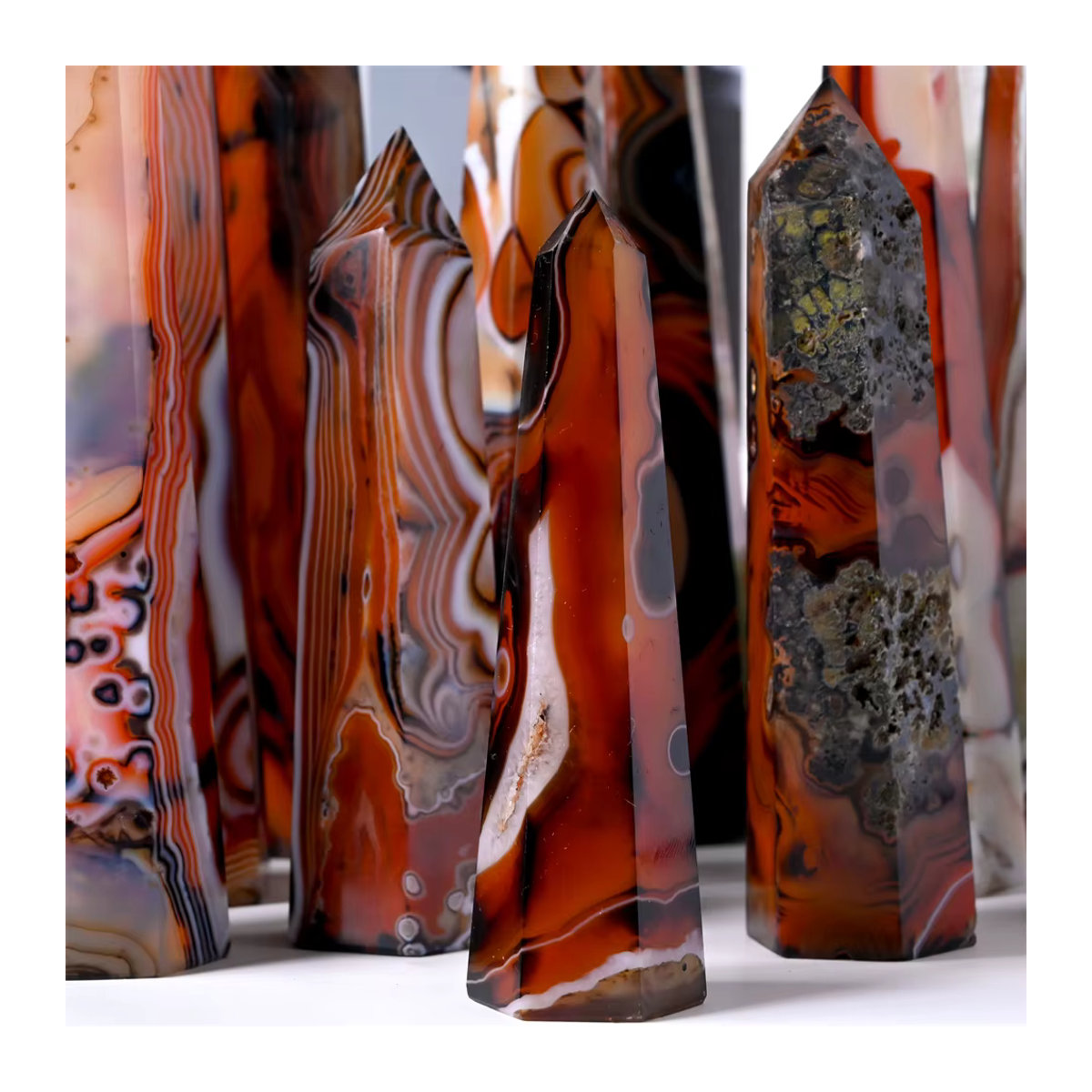 Achat-Geodenturm aus rotem und schwarzem Stein als dekoratives Kristallobjekt in geometrischer Form - Bild 3