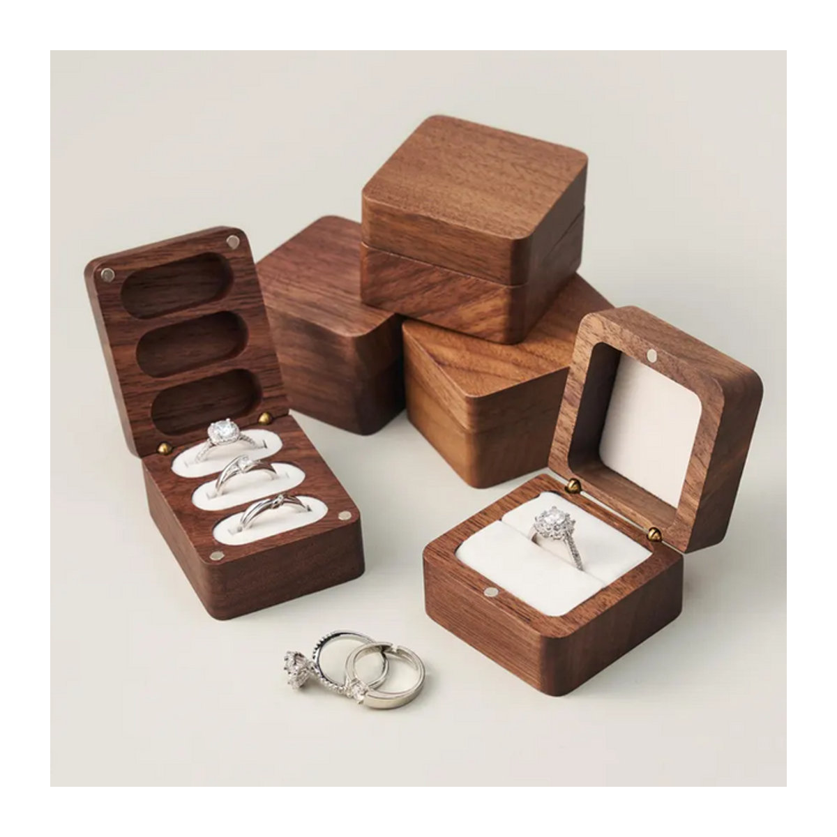 Alex Streeter Ringbox aus Walnussholz in Braun und Schwarz, minimalistische Schmuckschatulle für Eheringe und Verlobungsringe, quadratisch und stehend - Bild 1
