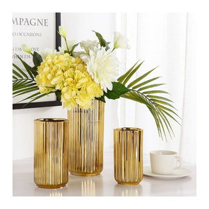 Andralyn Keramikvase in Gold mit Streifenmuster im skandinavischen Design für Schnittblumen
