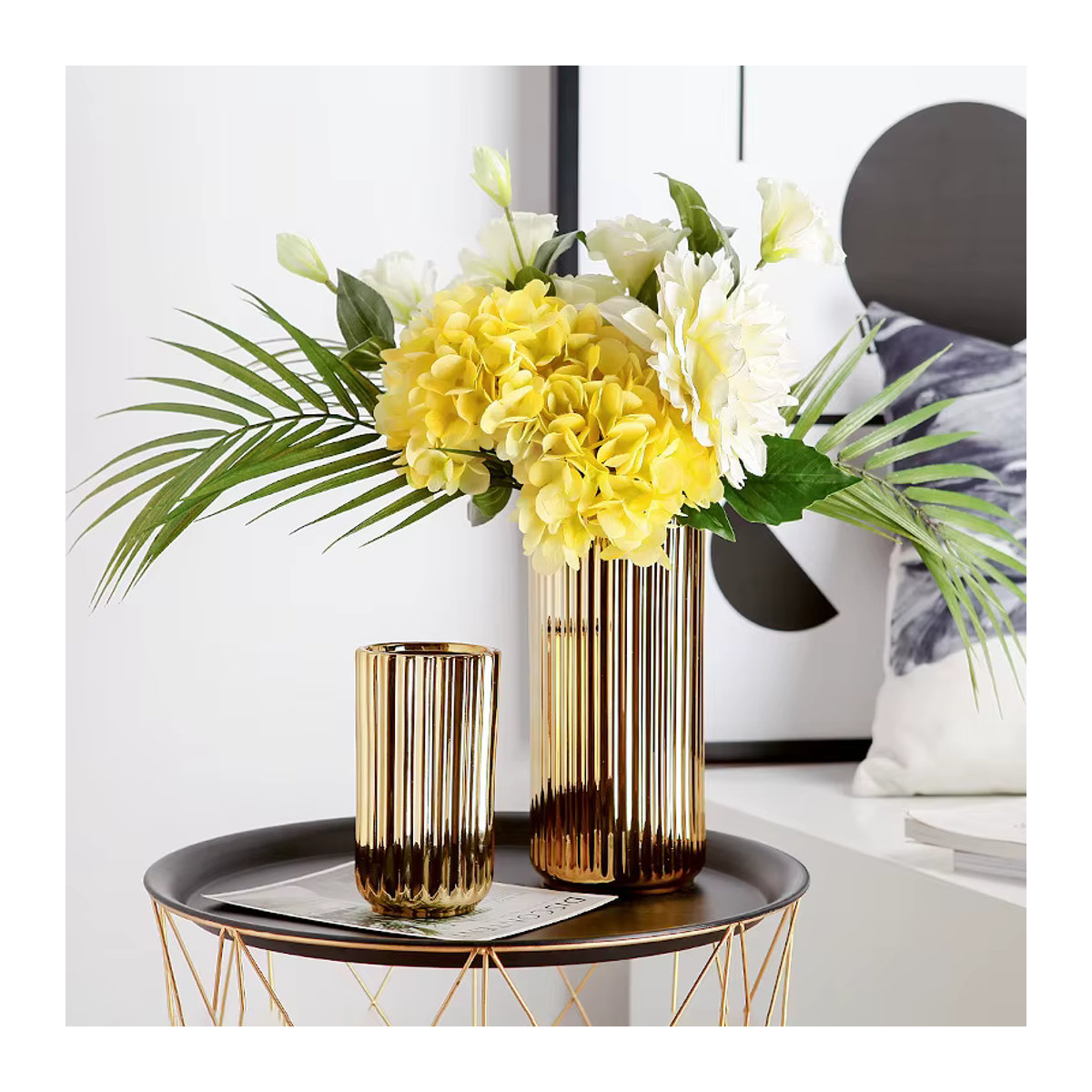 Andralyn Keramikvase in Gold mit Streifenmuster im skandinavischen Design für Schnittblumen - Bild 2
