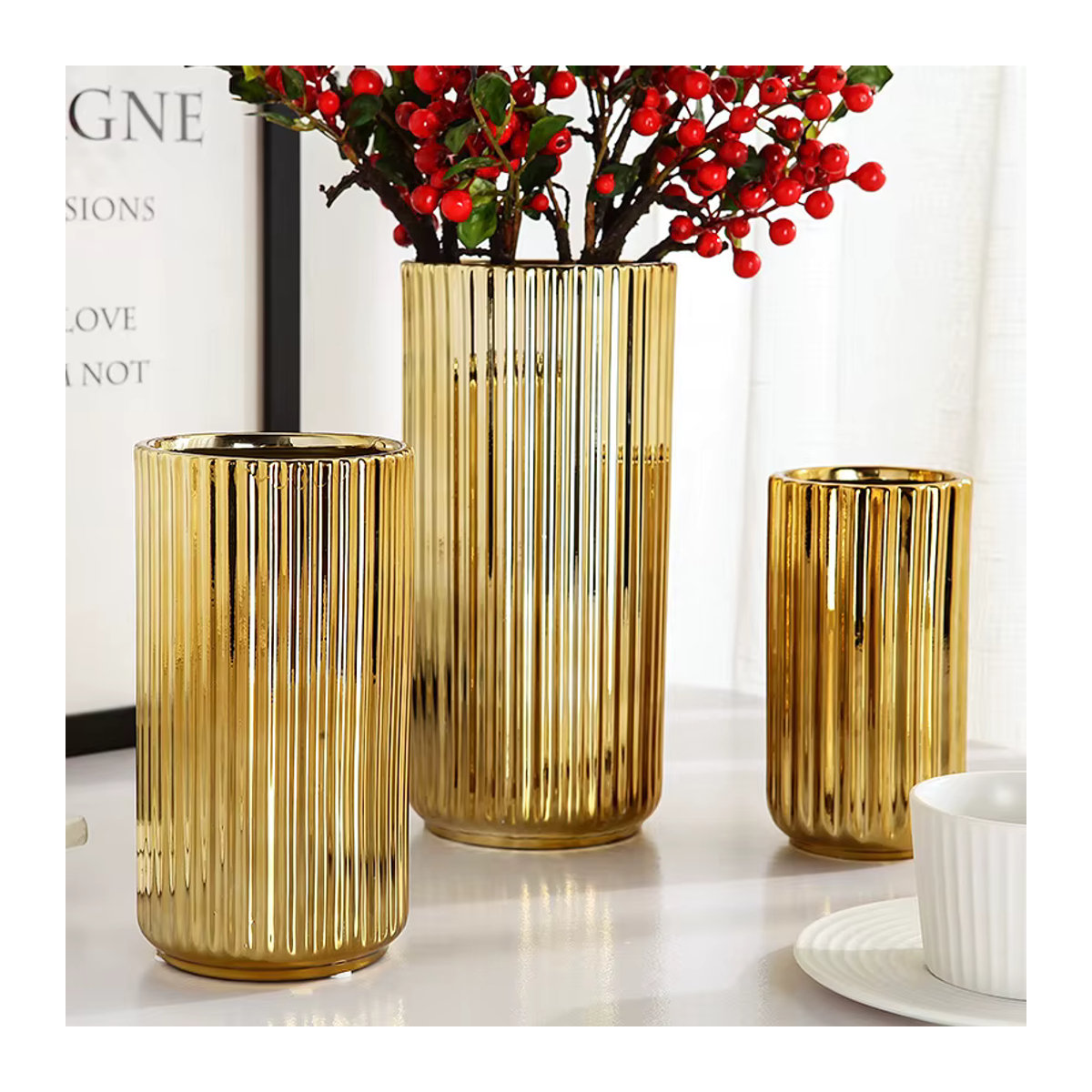 Andralyn Keramikvase in Gold mit Streifenmuster im skandinavischen Design für Schnittblumen - Bild 3