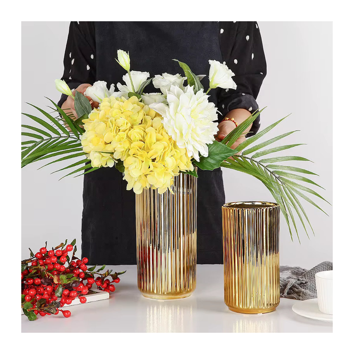 Andralyn Keramikvase in Gold mit Streifenmuster im skandinavischen Design für Schnittblumen - Bild 4