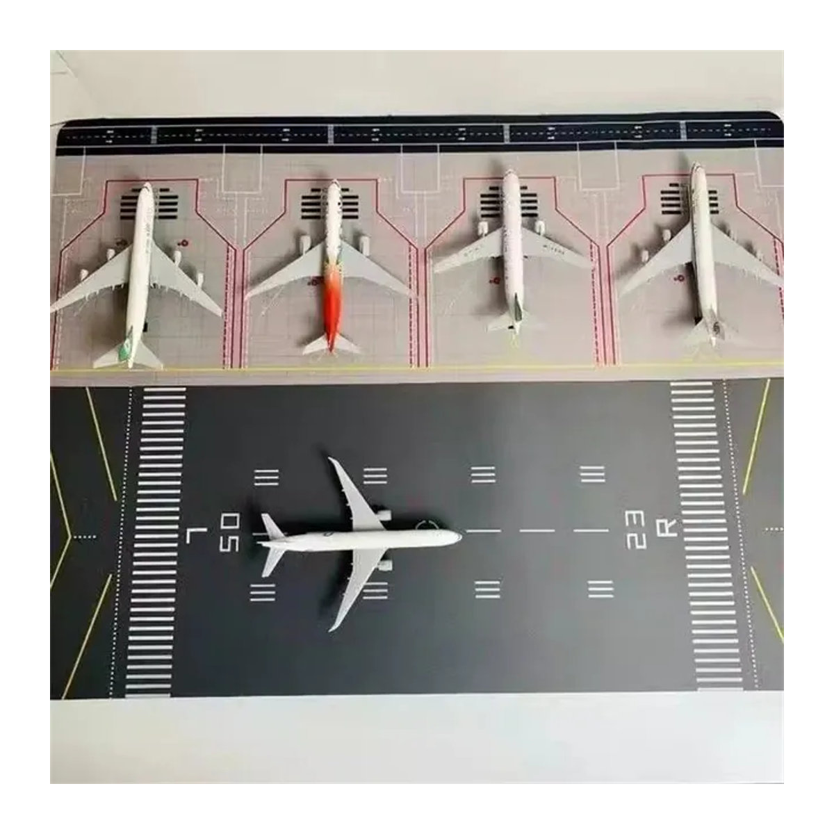 ART CROWN MODEL Airport Runway Pad Mauspad für B787 und Airbus A350 im Maßstab 1:400, Schwarz, Rechteckig - Bild 1