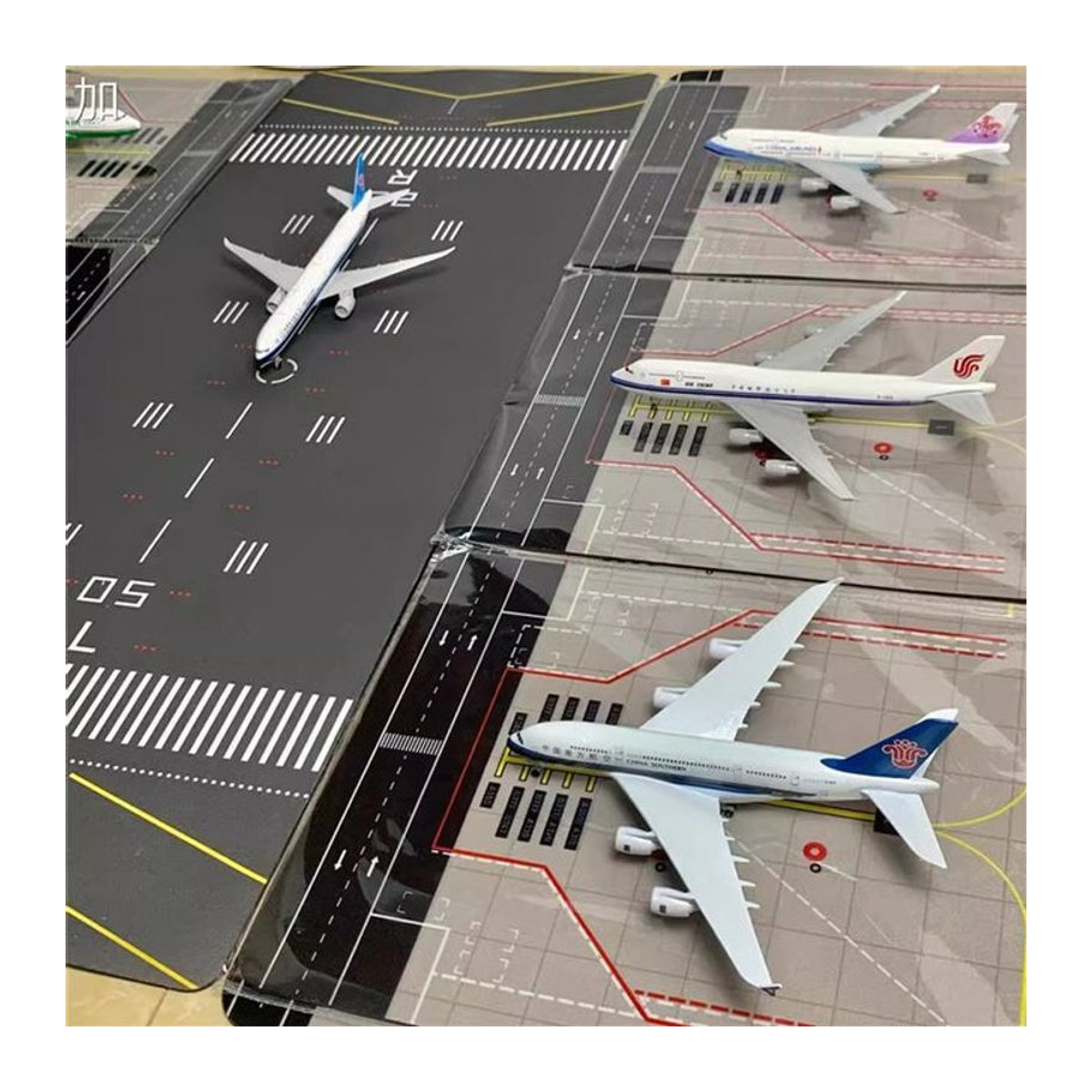 ART CROWN MODEL Flughafen-Startbahnmatte in Grau für Modellflugzeuge im Maßstab 1:400 - Bild 1