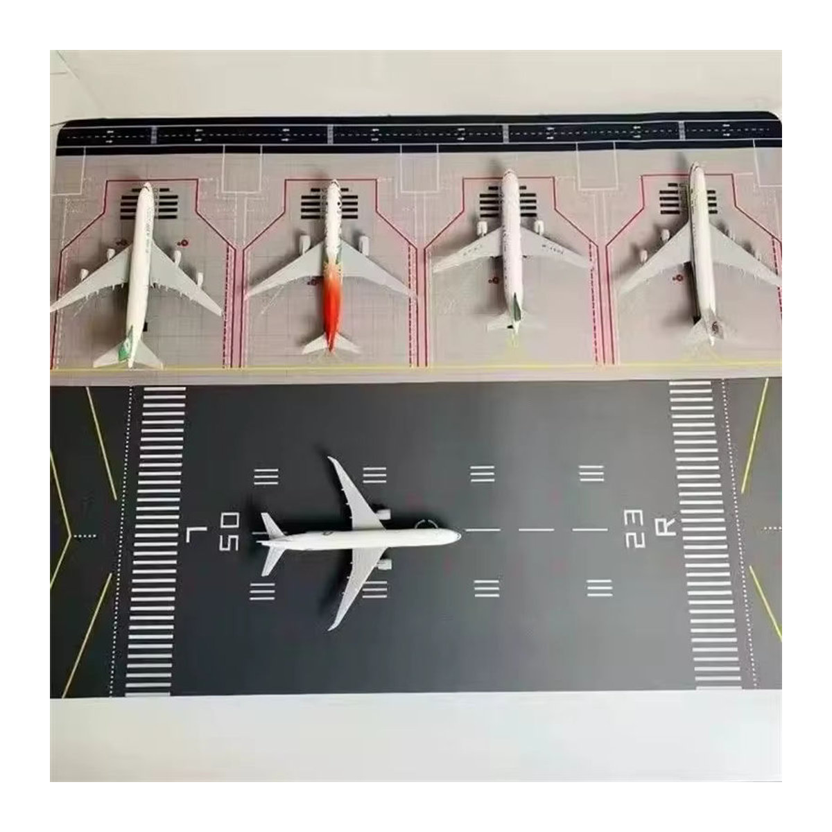 ART CROWN MODEL Flughafen-Startbahnmatte in Grau für Modellflugzeuge im Maßstab 1:400 - Bild 2