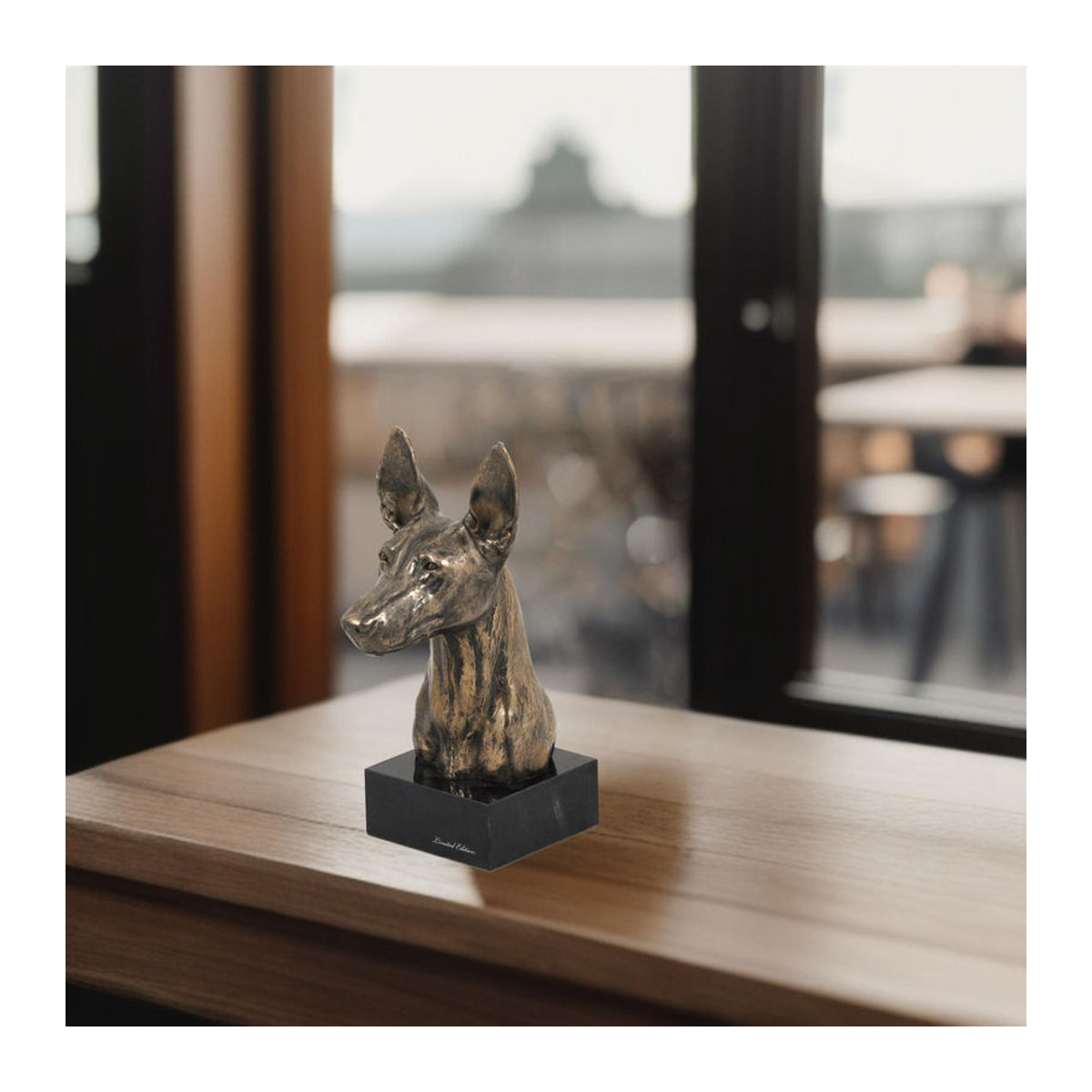Art-Dog Pharaonenhund Skulptur als Büste auf Steinsockel in Braun - Bild 6