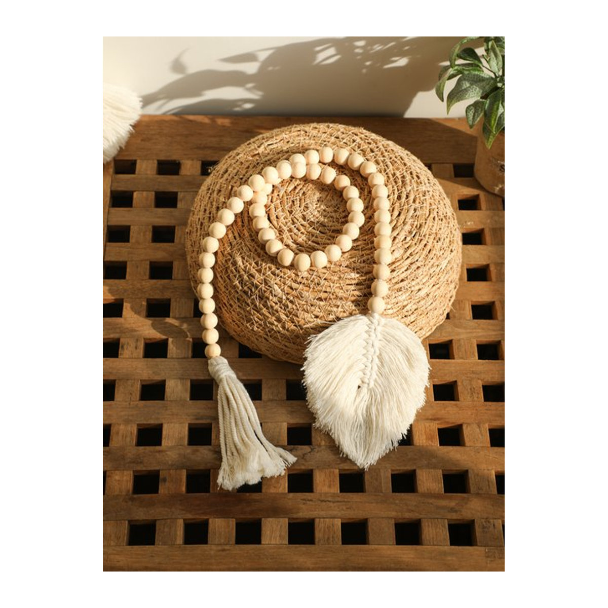 Artilady Makramee Wandbehang mit Holzperlen und Blättern in Weiß im Bohemian Stil - Bild 1