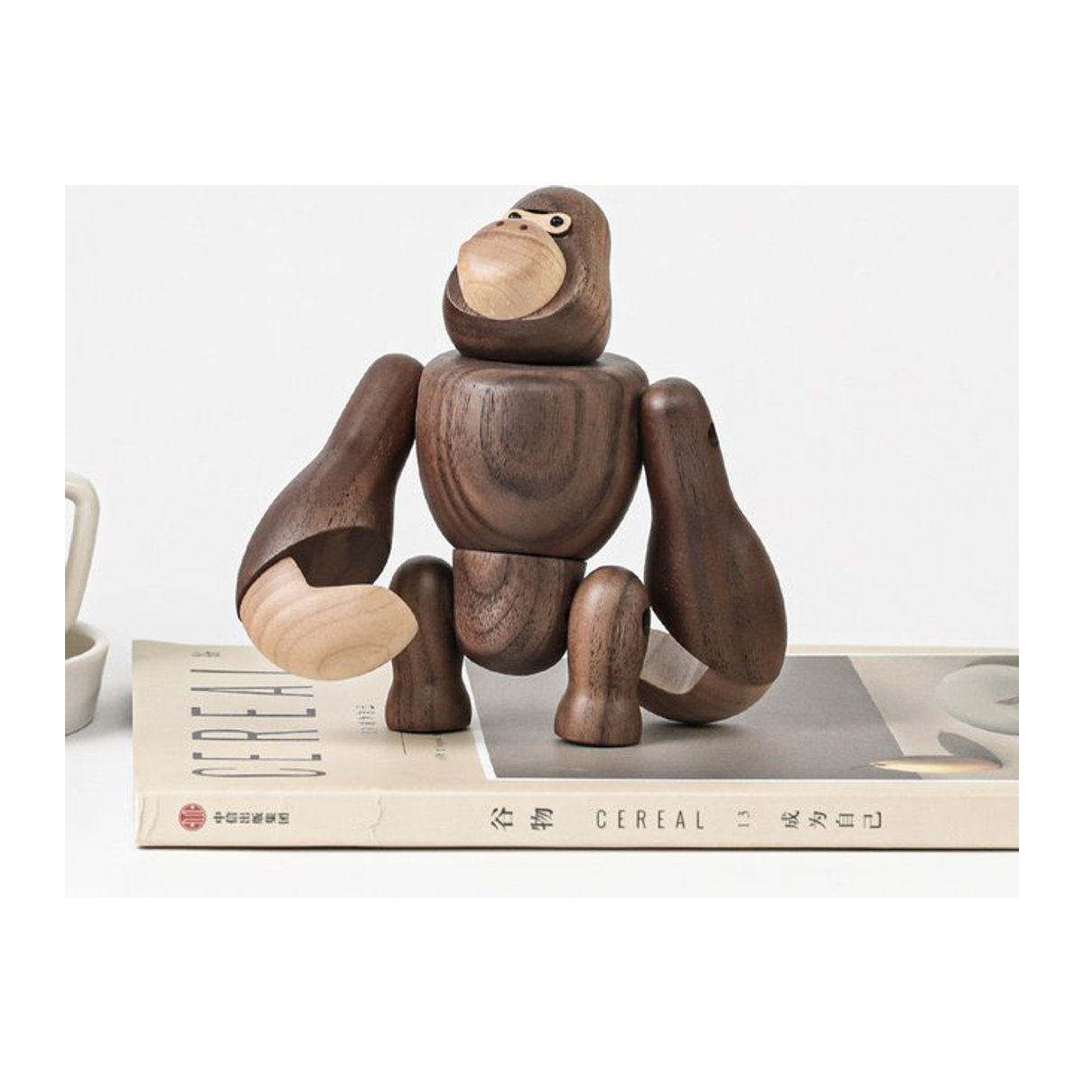 ARTLOVIN King Kong Gorilla Holzfigur hängend in Braun im skandinavischen Design - Bild 1