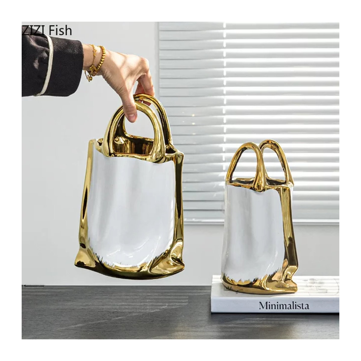 Ästhetische Keramikvase in Handtaschenform, weiß mit vergoldeten Akzenten, dekorative Blumenvase für Schnittblumen und Tischdekoration - Bild 1