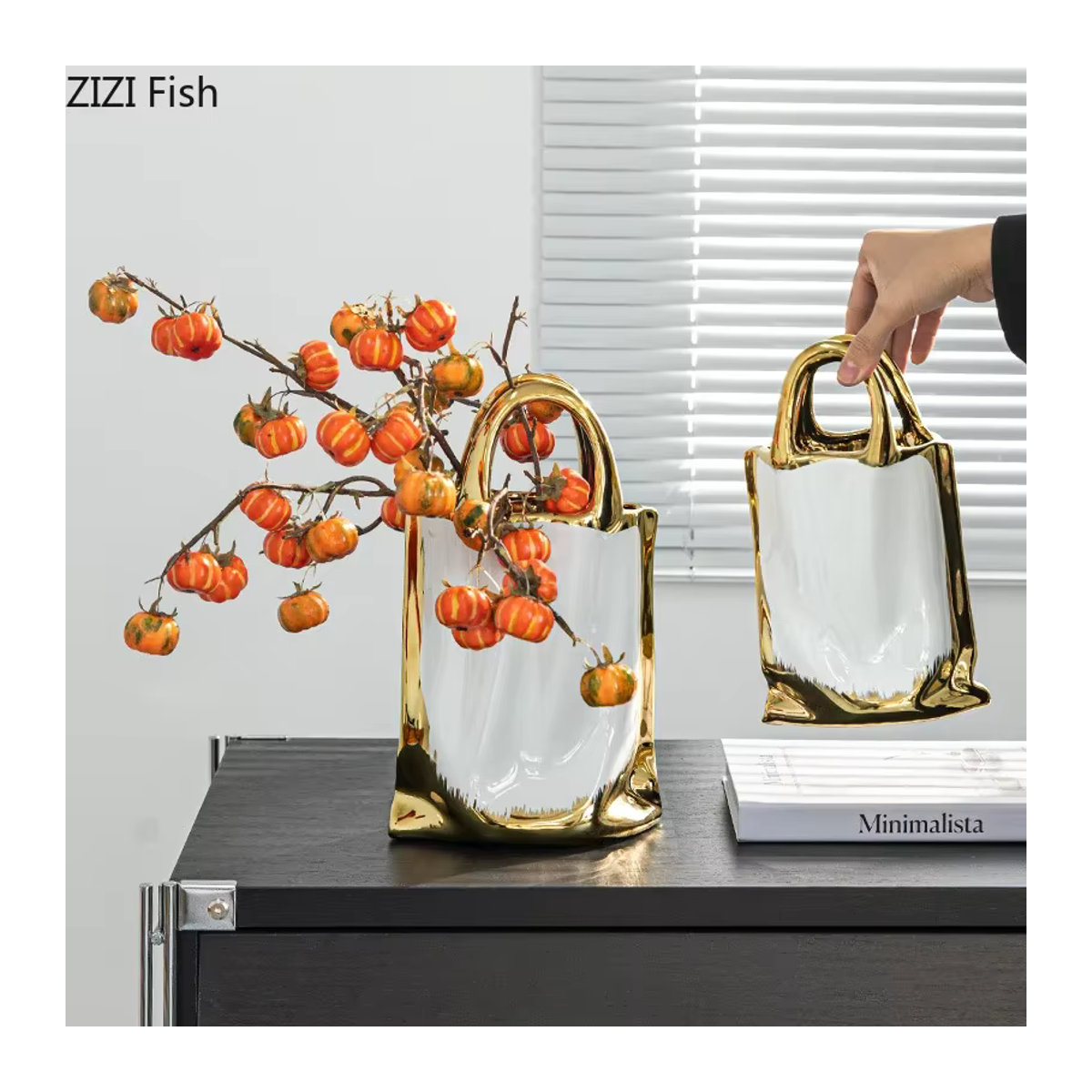 Ästhetische Keramikvase in Handtaschenform, weiß mit vergoldeten Akzenten, dekorative Blumenvase für Schnittblumen und Tischdekoration - Bild 3