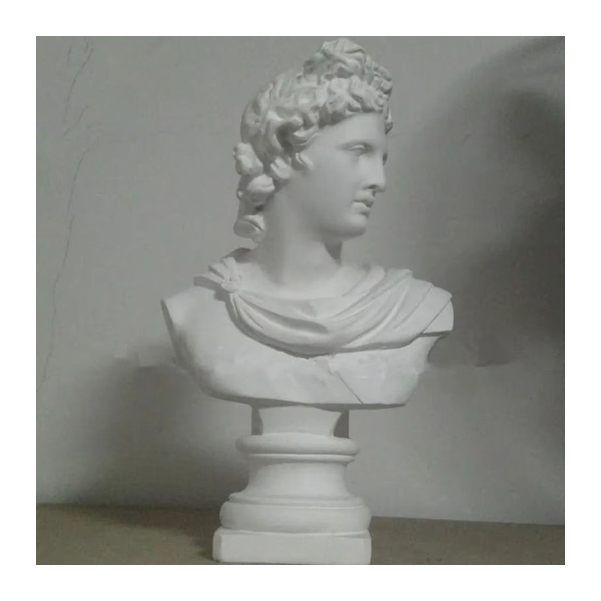 Ästhetische Skulptur aus Kunstharz im klassischen Design der griechischen Mythologie, weiße Deko-Figur für deine Wohnkultur - Bild 3