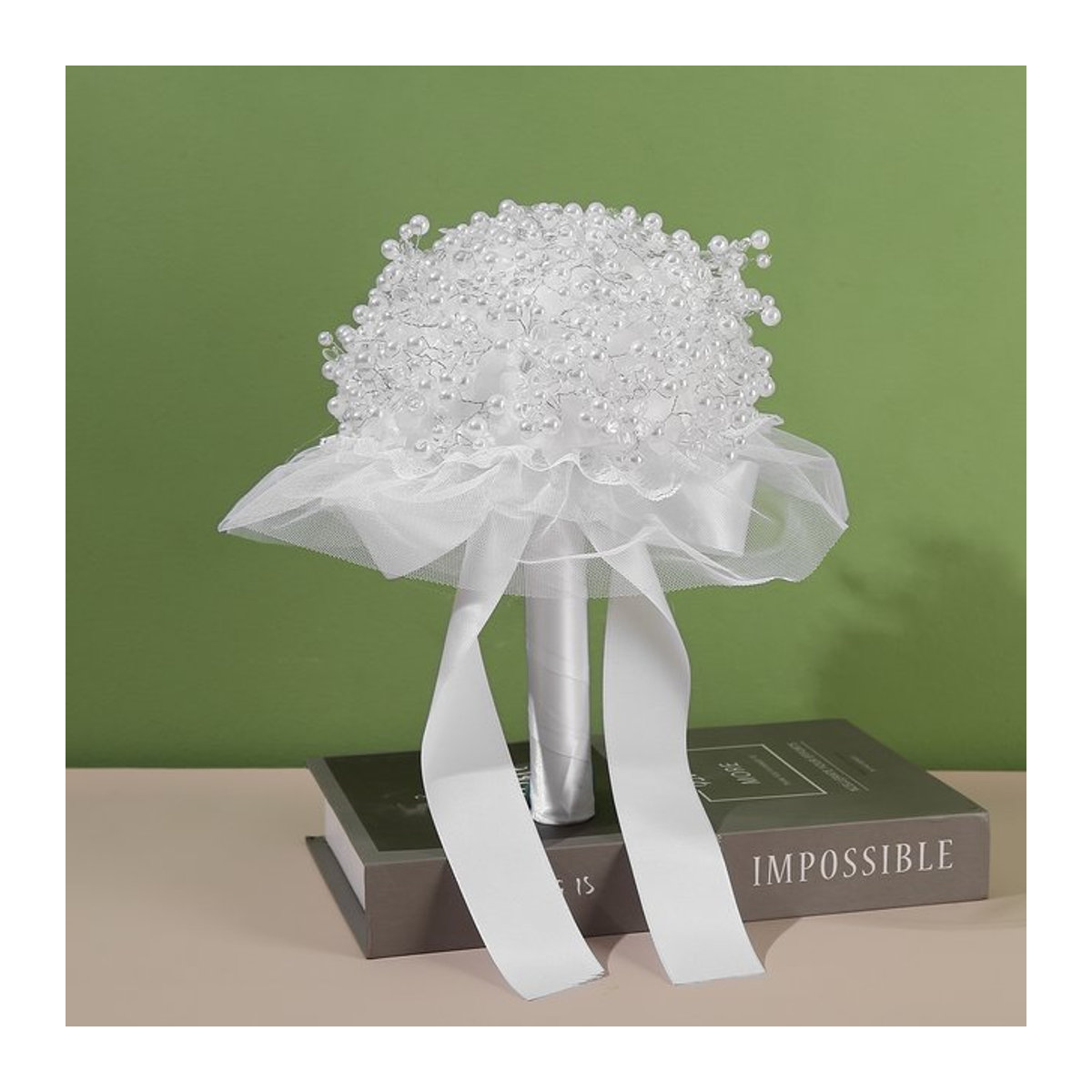 Ästhetischer Strauß künstlicher Blumen in Weiß mit Perlen-Details für Hochzeiten und Verlobungen von TRUE LOVE GIFT - Bild 1