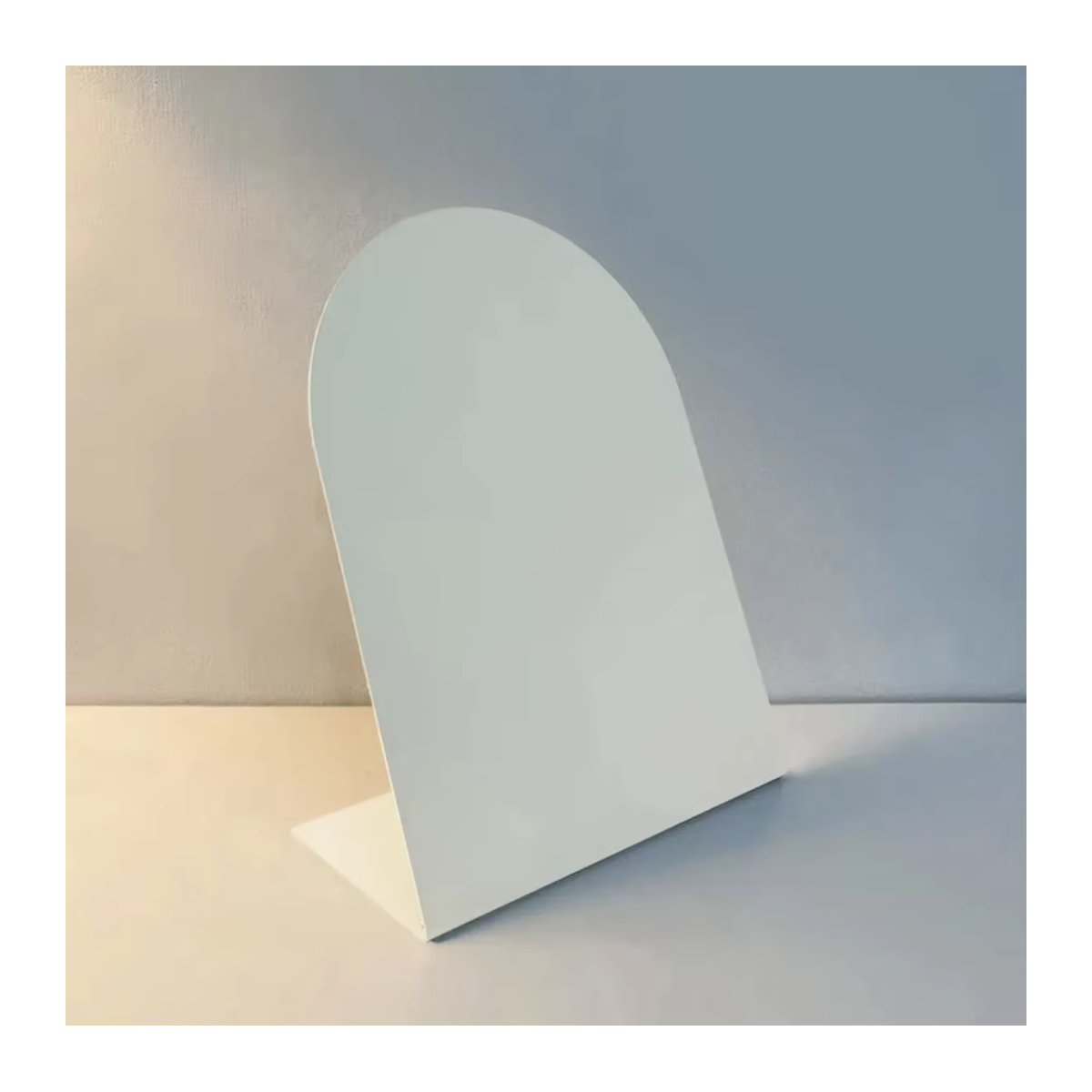 Aufbewahrungsbrett aus Metall in Weiß mit gewölbtem Design für Fotos, Postkarten und Büro-Desktop-Dekoration - Bild 3
