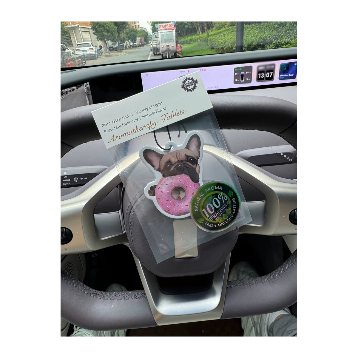 Auto-Lufterfrischer Nachhaltige Frische mit süßem Frenchie und rosa Donuts, Duftanhänger aus Papier für den Rückspiegel, mehrfarbig - Bild 2