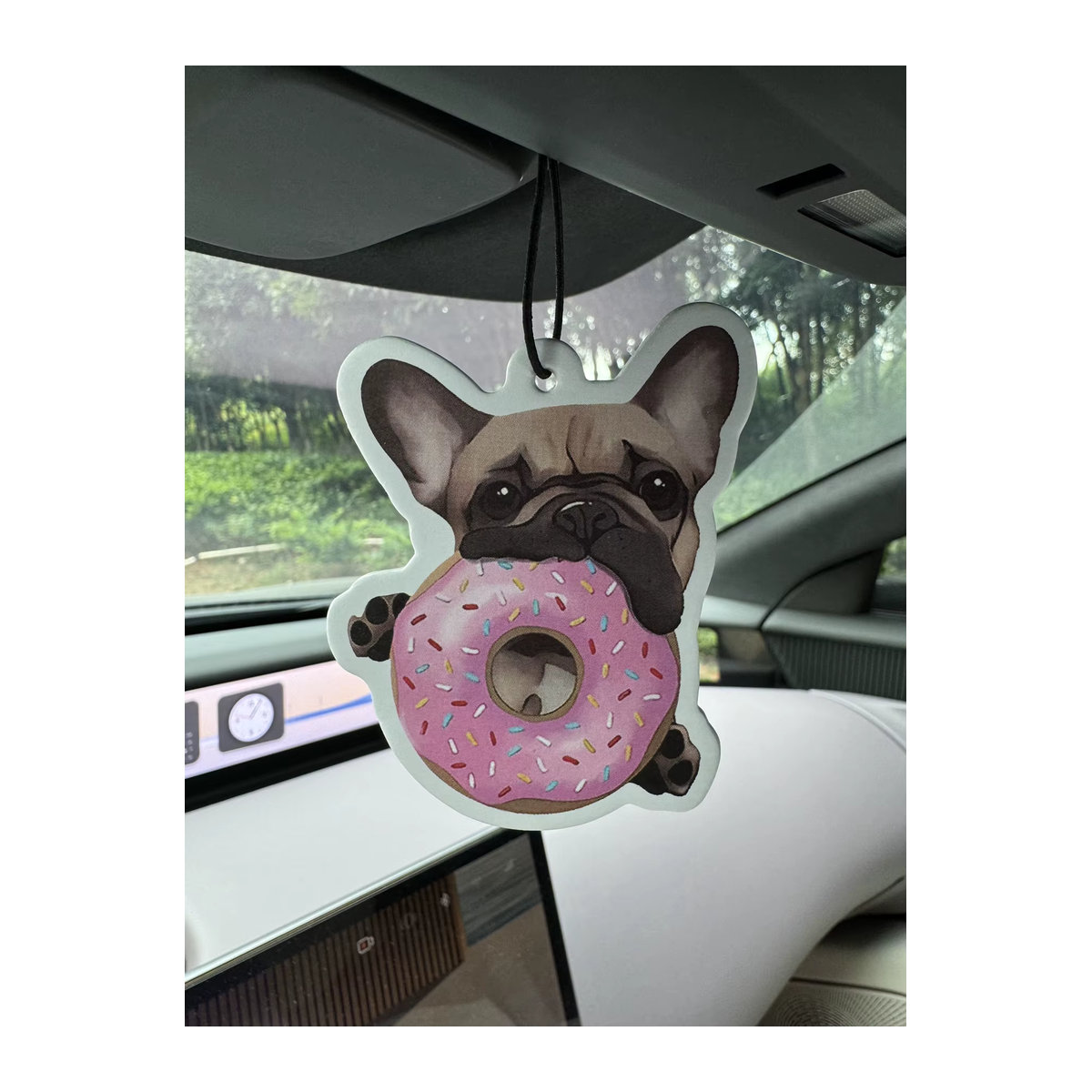 Auto-Lufterfrischer Nachhaltige Frische mit süßem Frenchie und rosa Donuts, Duftanhänger aus Papier für den Rückspiegel, mehrfarbig - Bild 4