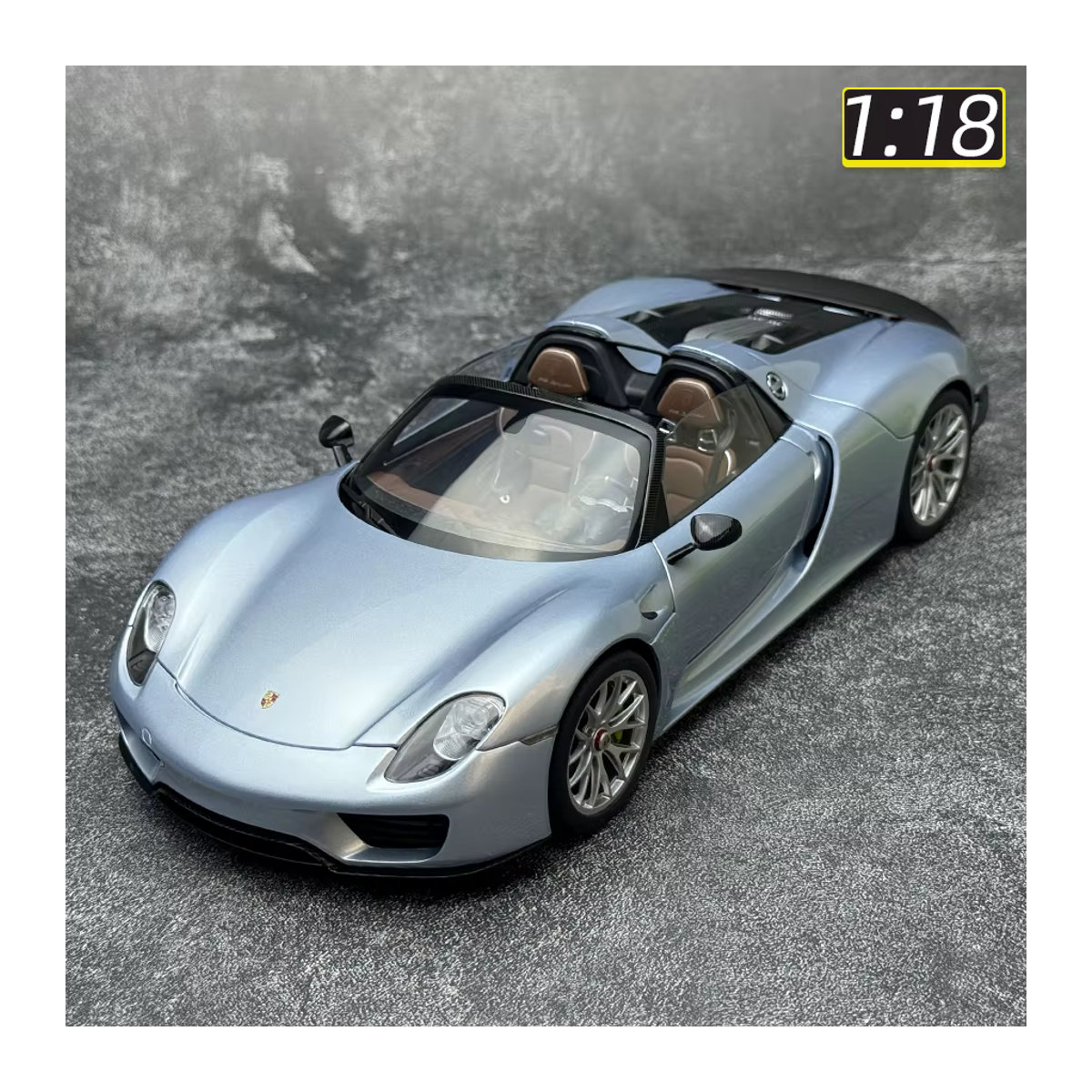 AUTOART 1/18 Porsche 918 Spyder Weissach-Paket in Weiß mit rotem Innenraum als Automodell - Bild 1