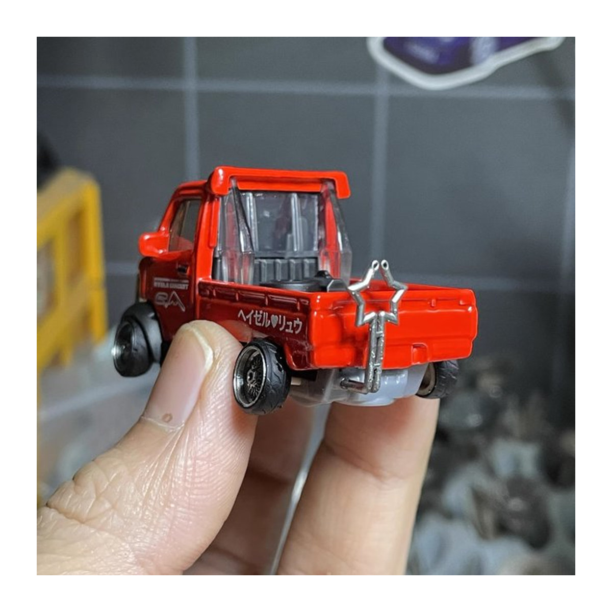 Automodell Dekoration mit herzförmigem Auspuffrohr im Pentagramm-Design, Rot, Metall - Bild 1