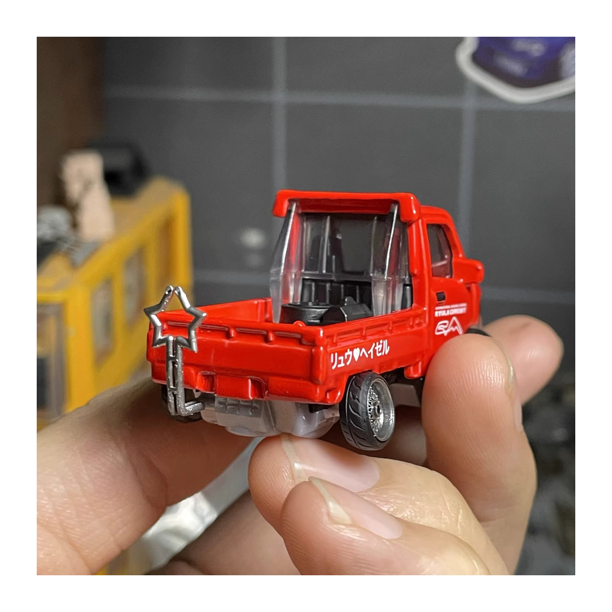 Automodell Dekoration mit herzförmigem Auspuffrohr im Pentagramm-Design, Rot, Metall - Bild 2