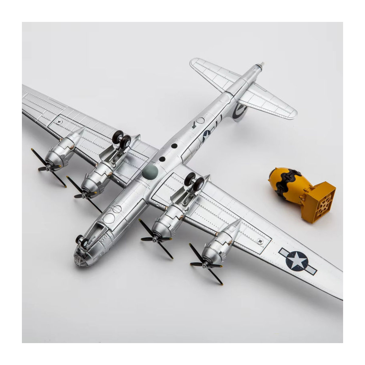 B29 Superfortress Metallmodell im Maßstab 1/144 in Silber mit Sockel - Bild 4
