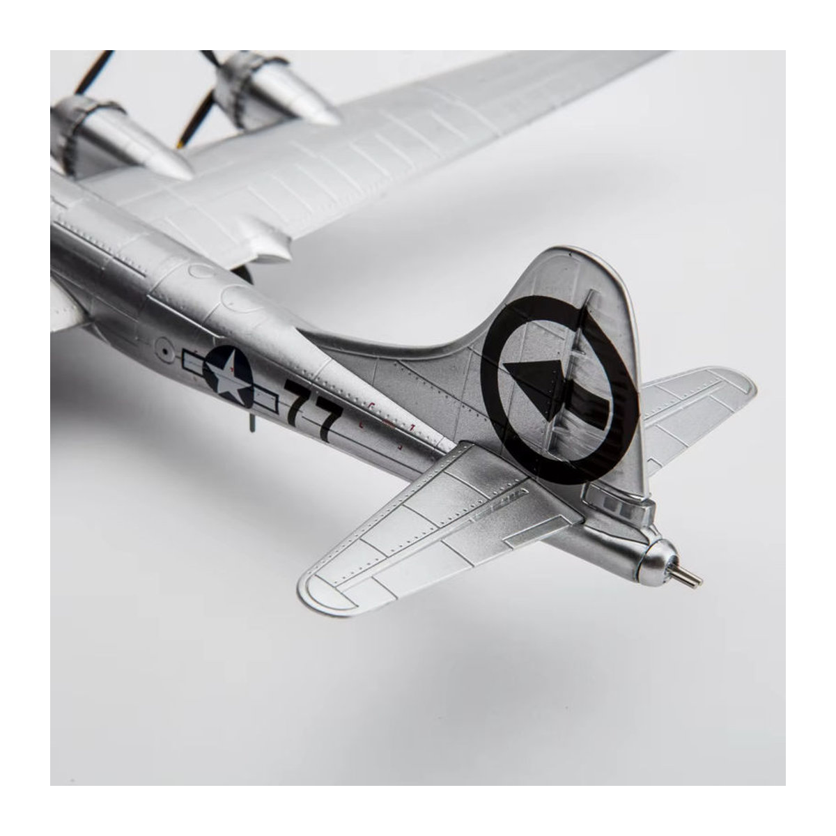 B29 Superfortress Metallmodell im Maßstab 1/144 in Silber mit Sockel - Bild 6