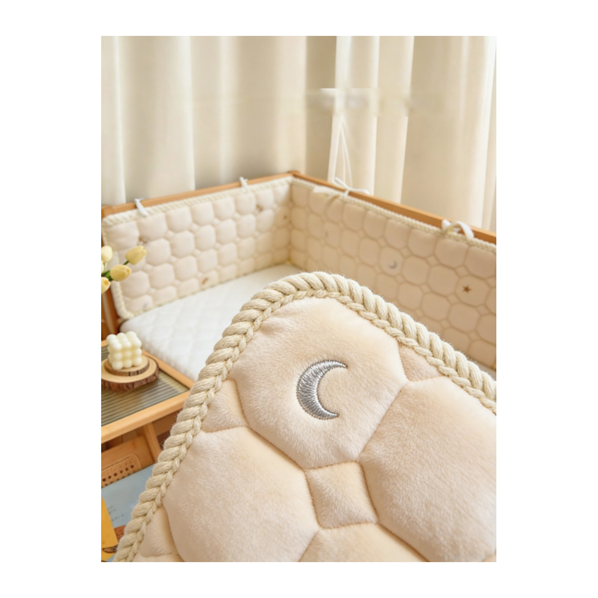 Babybett-Umrandung aus reiner Baumwolle als Stoßschutz und Schutzgitter für Säuglinge in Creme - Bild 1