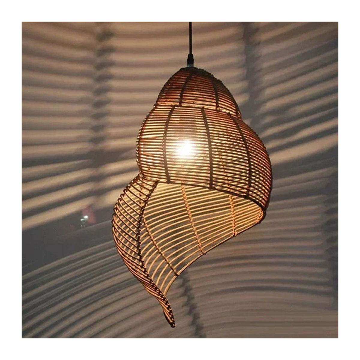 Bambus Pendelleuchte in Schneckenform aus Rattan in Braun für Wohnzimmer und Arbeitszimmer - Bild 1