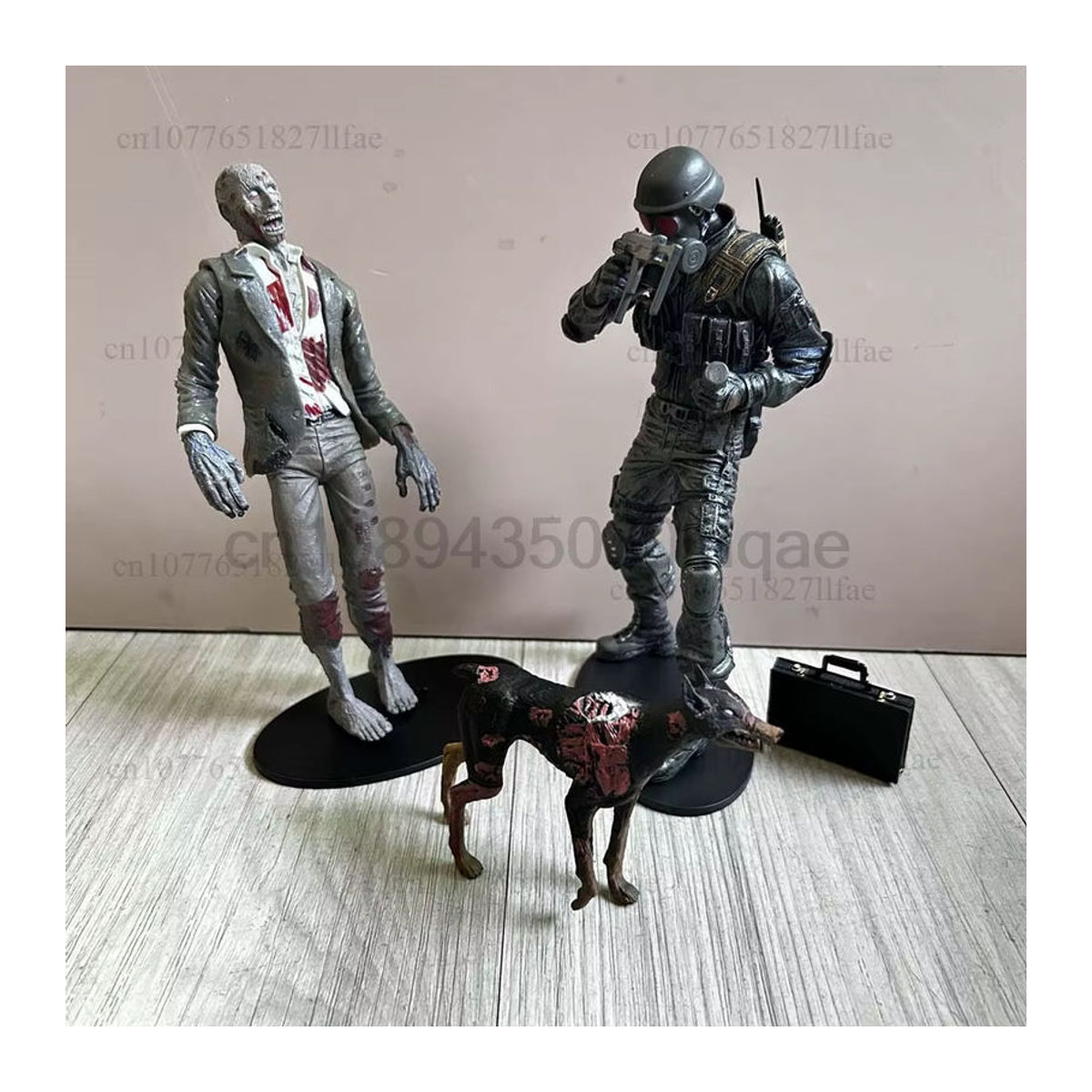Bandai Actionfigur Chris Redfield Biohazard Executioner Majini mit Hund, mehrfarbig, Kunststoff-Dekoration - Bild 2