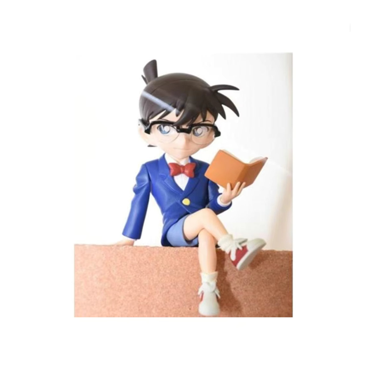 Bandai Anime Detektiv Conan Actionfigur in Blau, Sitzende Pose mit Buch und Telefon aus Kunststoff - Bild 3