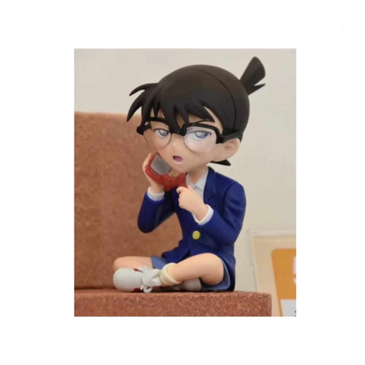 Bandai Anime Detektiv Conan Actionfigur in Blau, Sitzende Pose mit Buch und Telefon aus Kunststoff - Bild 6