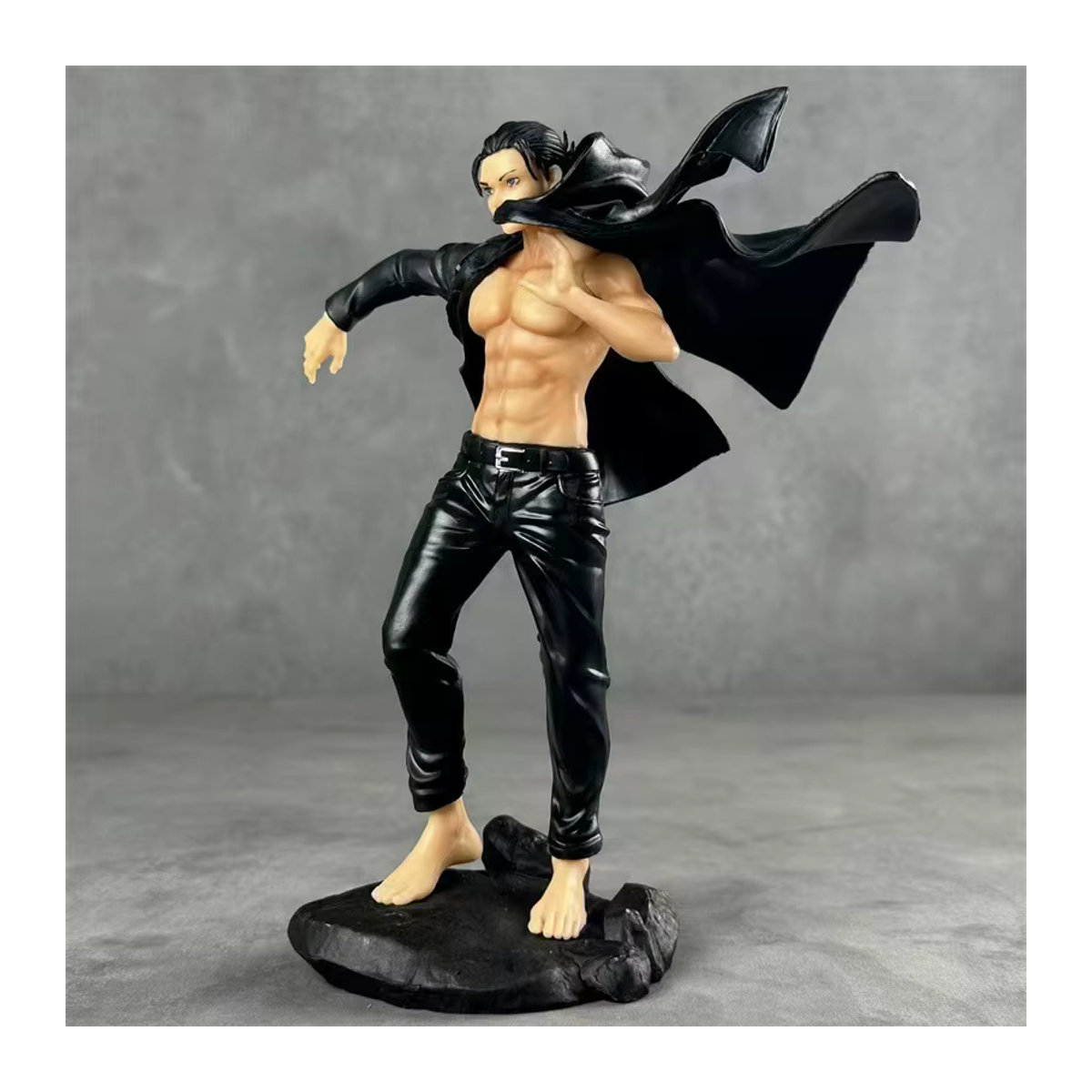 Bandai Anime Eren Jaeger Figur in Schwarz mit Umhang aus Kunststoff, Höhe: 18,5 cm - Bild 2