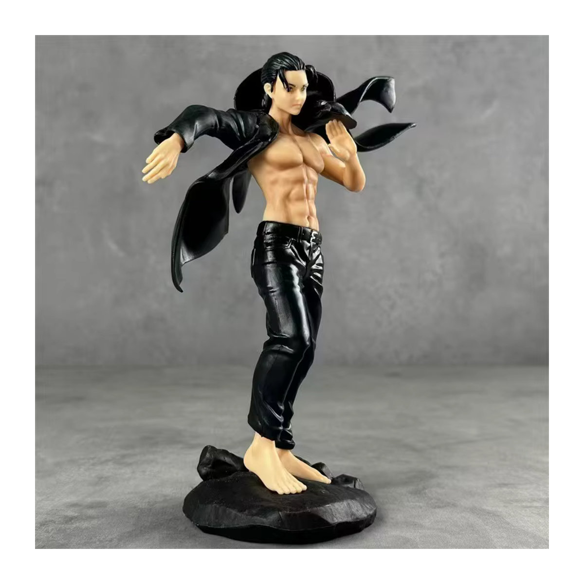 Bandai Anime Eren Jaeger Figur in Schwarz mit Umhang aus Kunststoff, Höhe: 18,5 cm - Bild 4