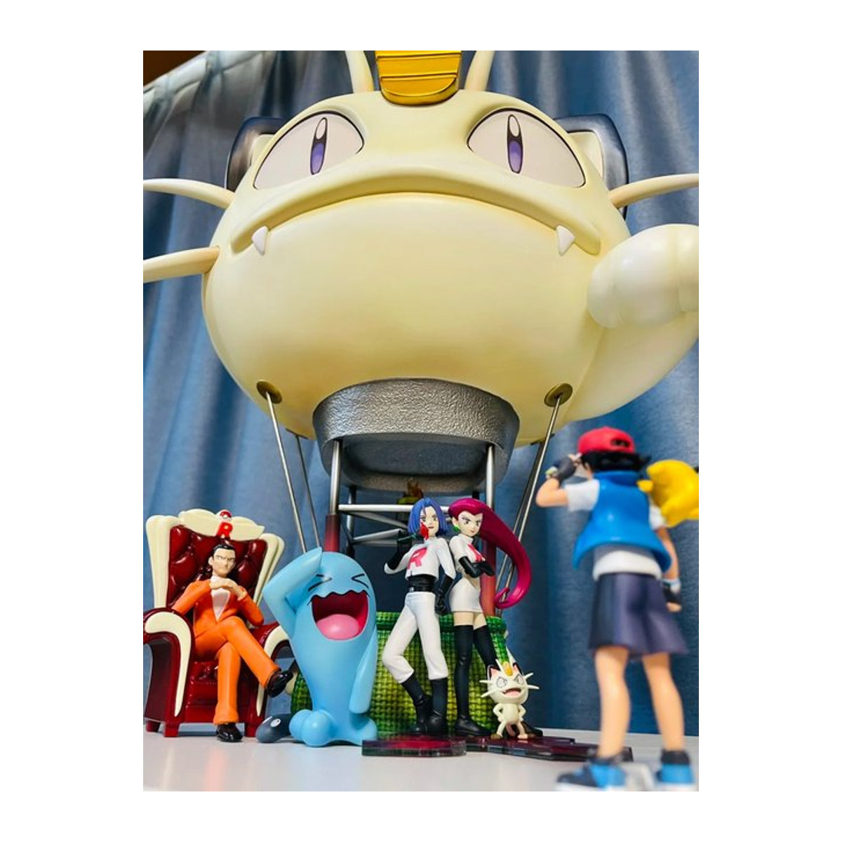 Bandai Anime Figur Team Rocket Mauzi mit Heißluftballon und Wobbuffet, mehrfarbige PVC Statue, Höhe: 40 cm - Bild 1