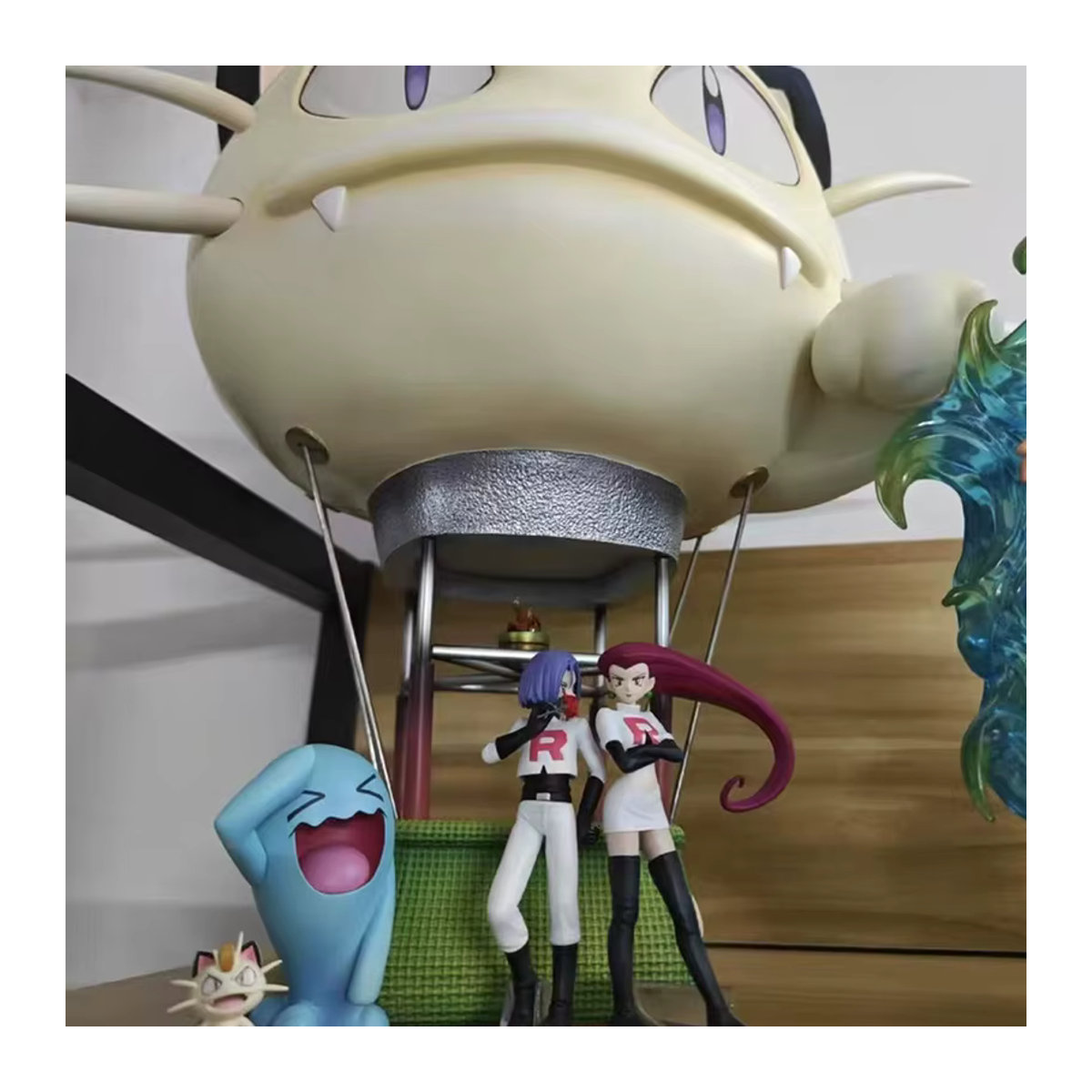 Bandai Anime Figur Team Rocket Mauzi mit Heißluftballon und Wobbuffet, mehrfarbige PVC Statue, Höhe: 40 cm - Bild 2
