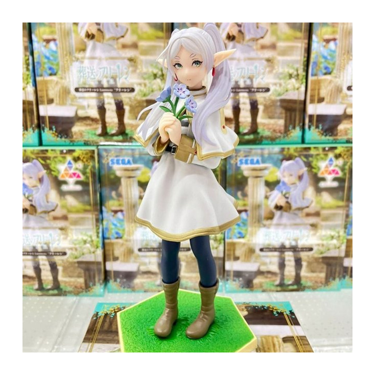 Bandai Anime Frieren: Jenseits des Reisens Endes Figur Frieren mit blauen Blumen aus Kunststoff, mehrfarbig - Bild 1