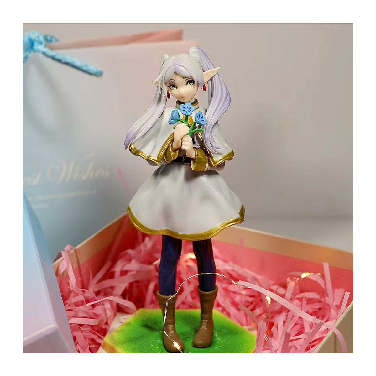 Bandai Anime Frieren: Jenseits des Reisens Endes Figur Frieren mit blauen Blumen aus Kunststoff, mehrfarbig - Bild 3