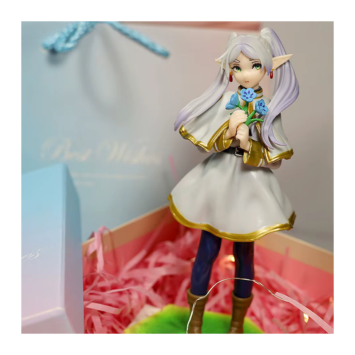 Bandai Anime Frieren: Jenseits des Reisens Endes Figur Frieren mit blauen Blumen aus Kunststoff, mehrfarbig - Bild 4