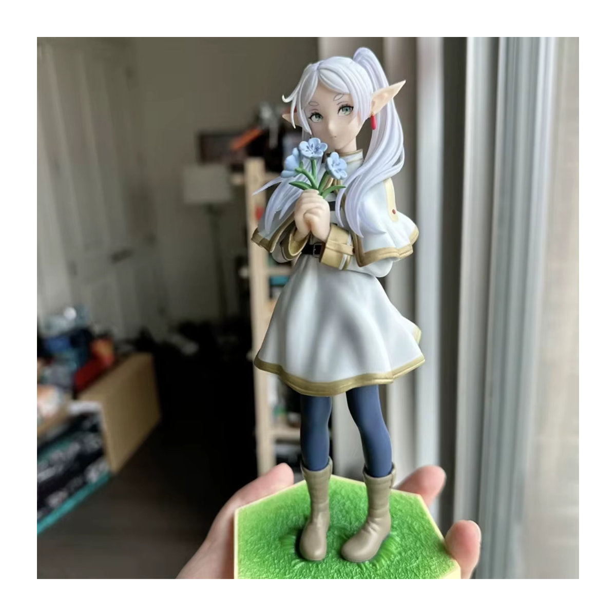 Bandai Anime Frieren: Jenseits des Reisens Endes Figur Frieren mit blauen Blumen aus Kunststoff, mehrfarbig - Bild 5
