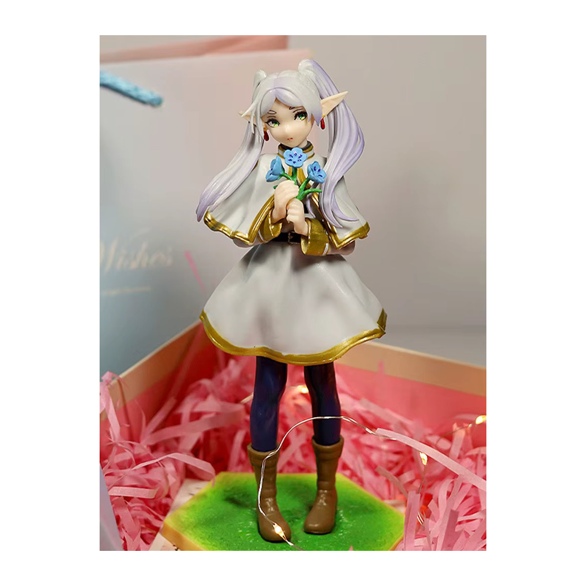 Bandai Anime Frieren: Jenseits des Reisens Endes Figur Frieren mit blauen Blumen aus Kunststoff, mehrfarbig - Bild 7