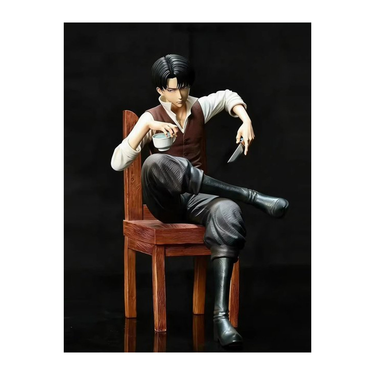 Bandai Attack On Titan Levi Ackerman Anime Figur in sitzender Pose, mehrfarbige Sammlerstatue aus Kunstharz für deine Desktop-Dekoration - Bild 1