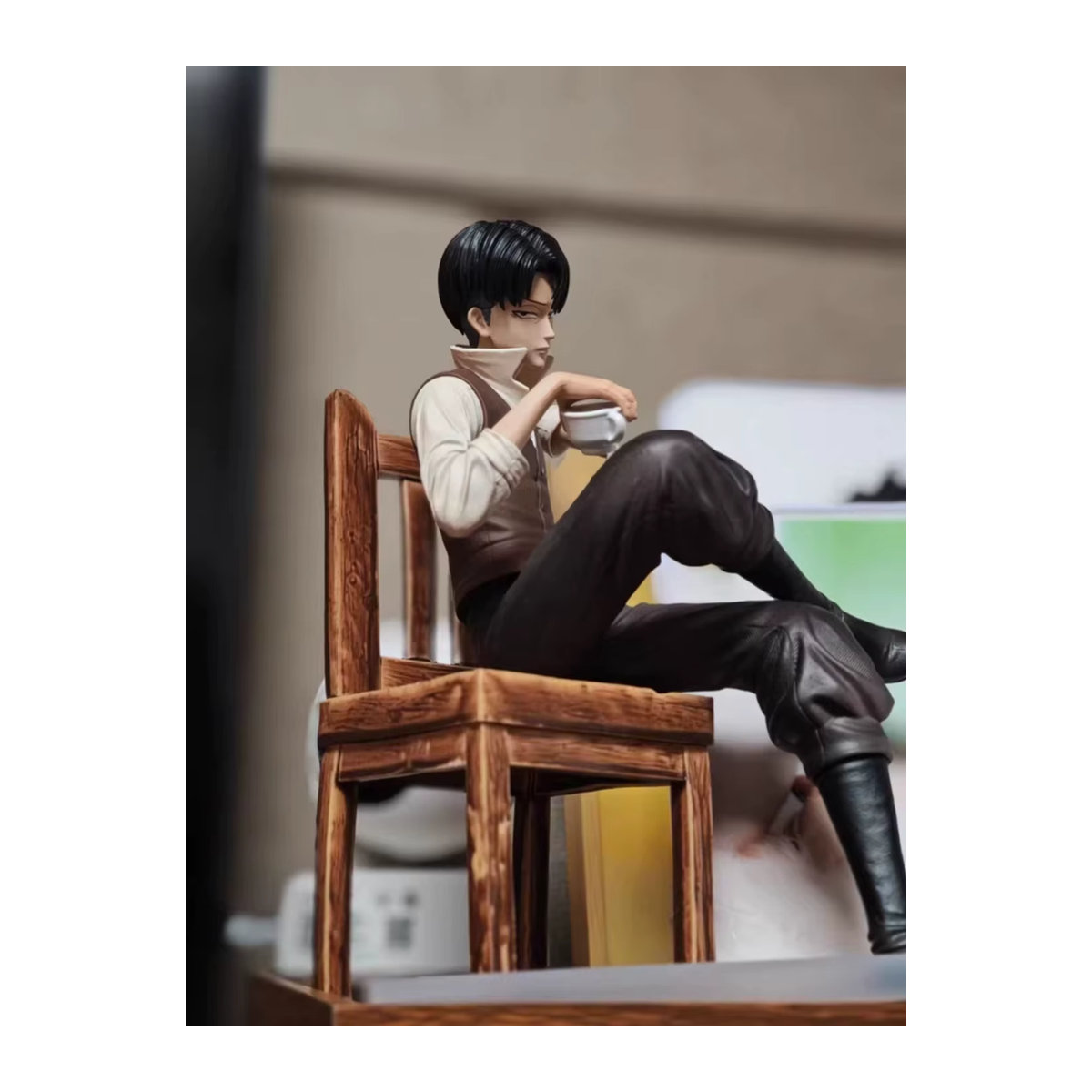 Bandai Attack On Titan Levi Ackerman Anime Figur in sitzender Pose, mehrfarbige Sammlerstatue aus Kunstharz für deine Desktop-Dekoration - Bild 3