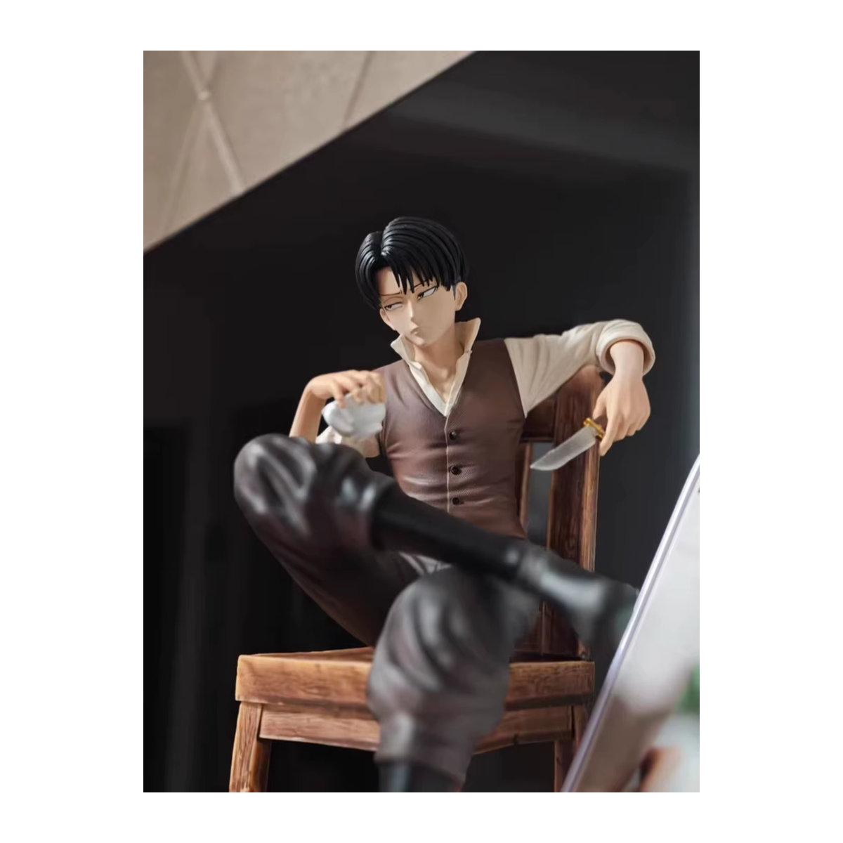 Bandai Attack On Titan Levi Ackerman Anime Figur in sitzender Pose, mehrfarbige Sammlerstatue aus Kunstharz für deine Desktop-Dekoration - Bild 4