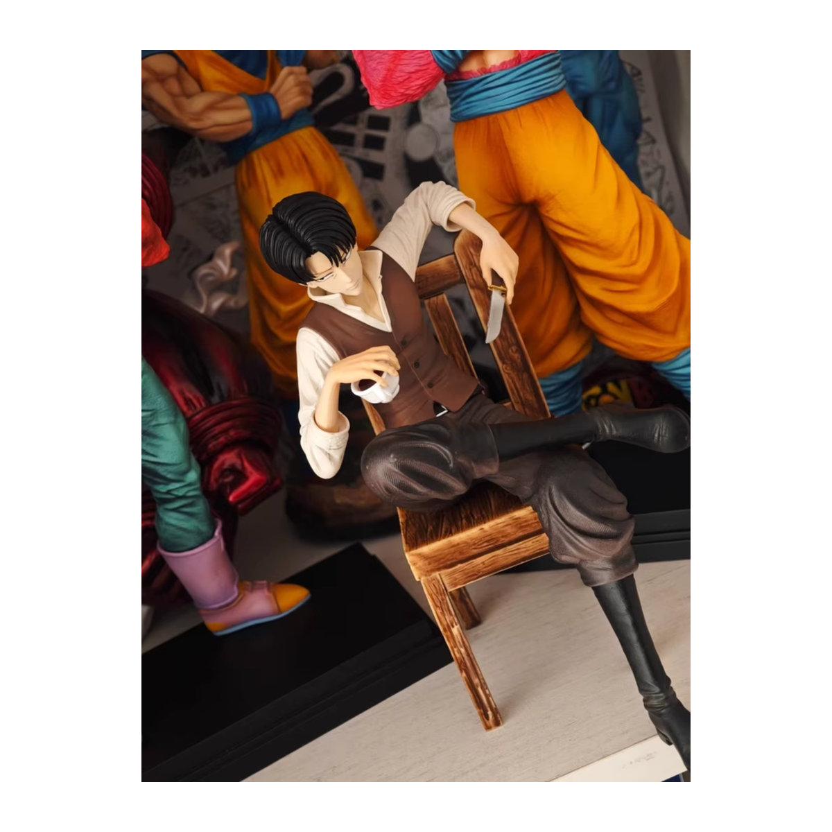 Bandai Attack On Titan Levi Ackerman Anime Figur in sitzender Pose, mehrfarbige Sammlerstatue aus Kunstharz für deine Desktop-Dekoration - Bild 5