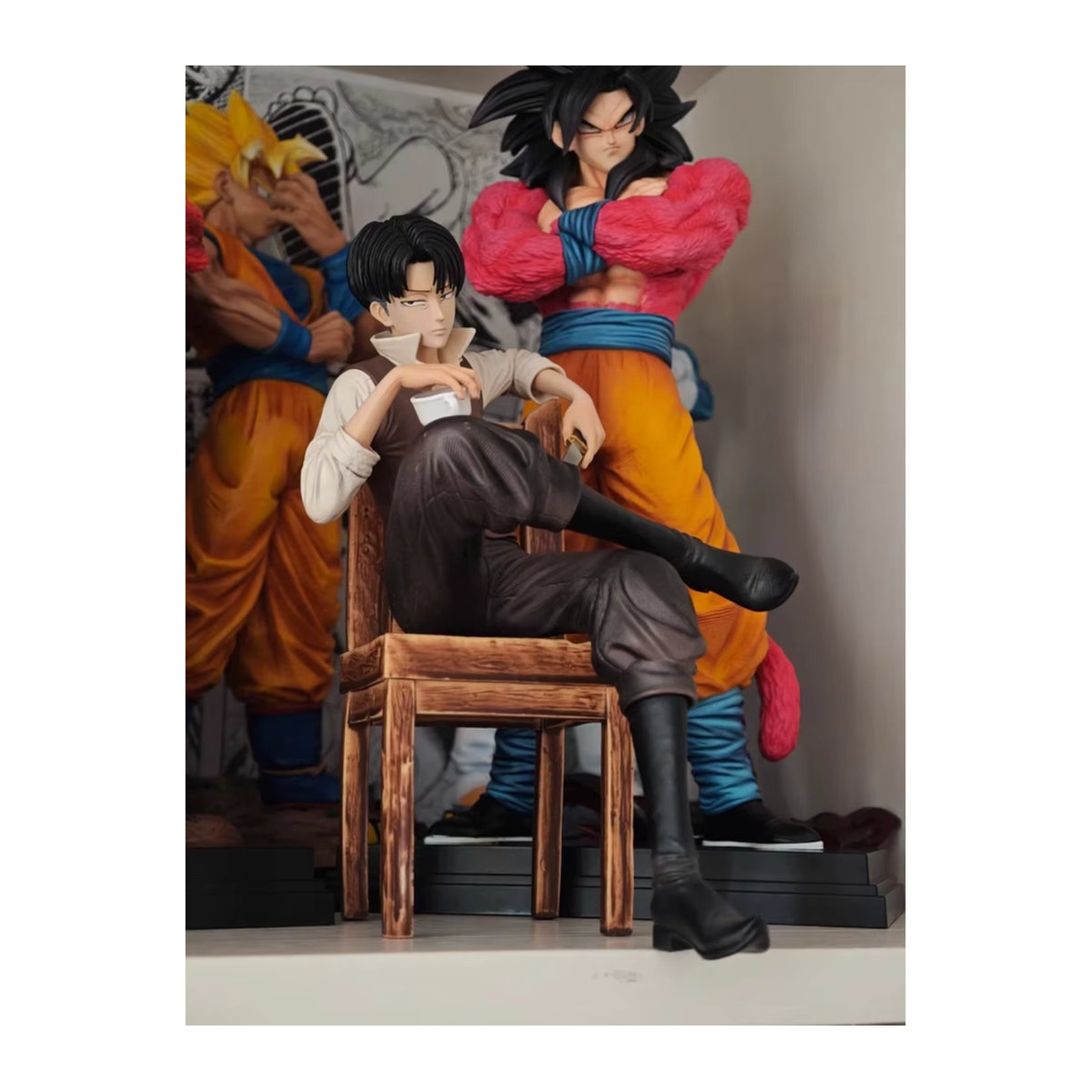 Bandai Attack On Titan Levi Ackerman Anime Figur in sitzender Pose, mehrfarbige Sammlerstatue aus Kunstharz für deine Desktop-Dekoration - Bild 6