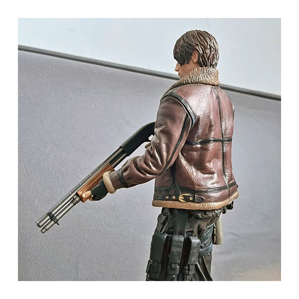 Bandai Biohazard Leon Scott Kennedy Anime Figur in brauner Jacke als Sammlerstück aus Kunststoff - Bild 2